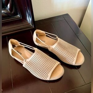 Earth size 7 Women’s Tan Peep-Toe Sandals